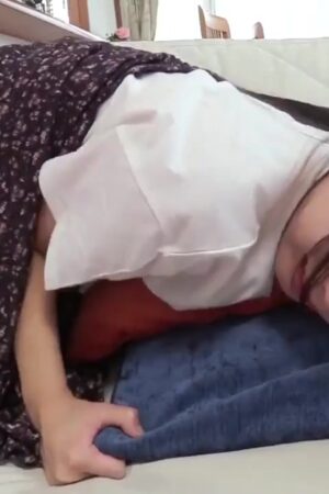 AKDL-008 [Shin Mama Video] Beautiful wife Rion 24 years old Izumi Rion who feels while desperately playing her voice while her play is in the next room